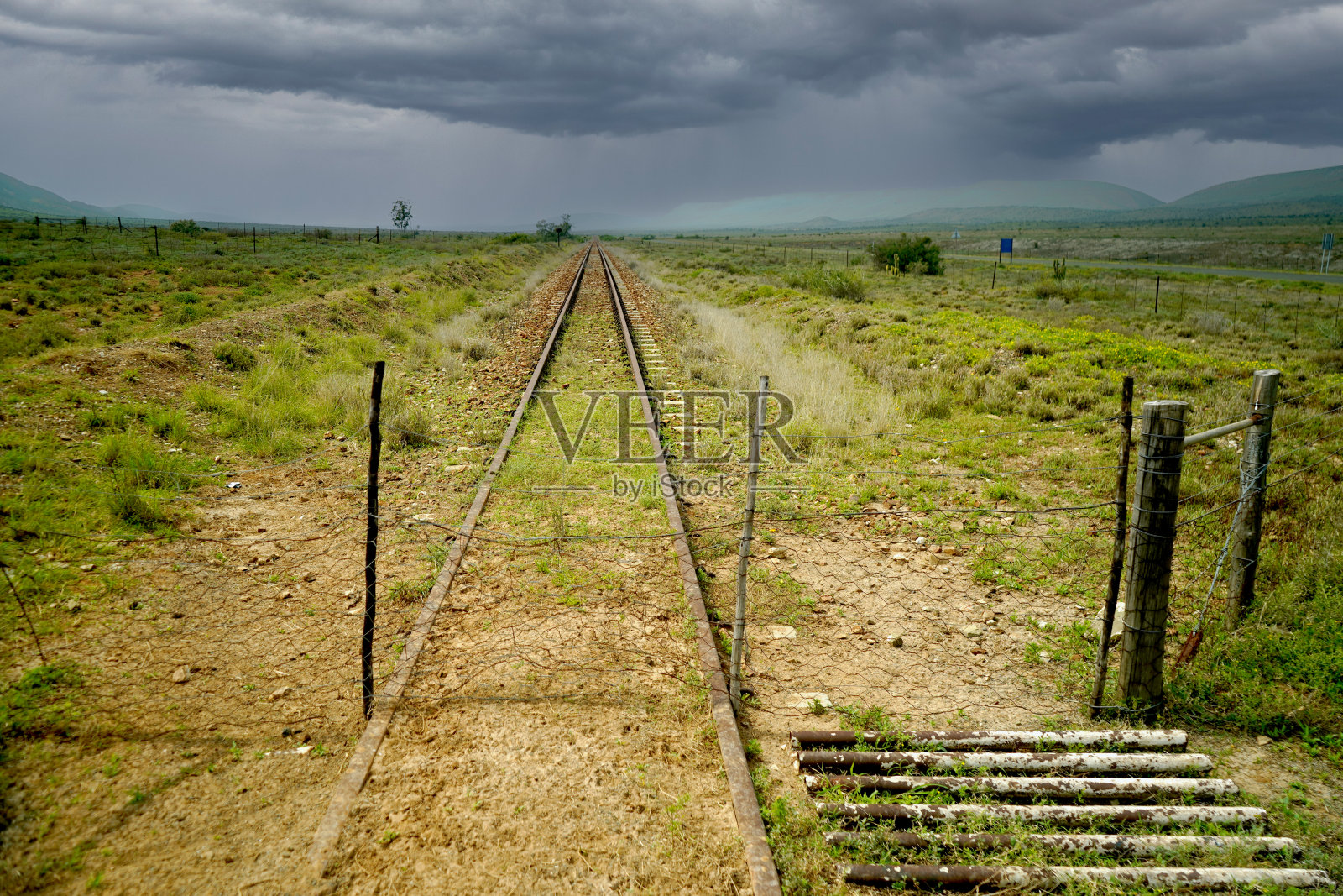 废弃的旧铁路线在开阔的景观中照片摄影图片