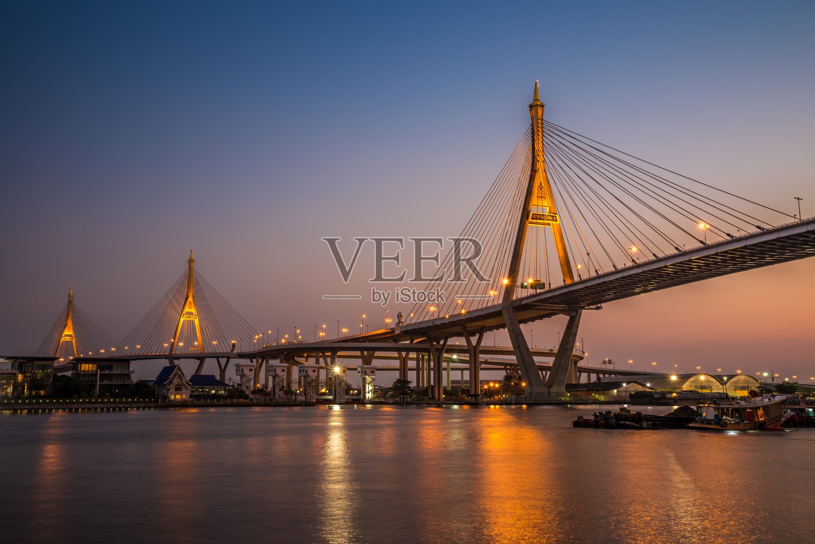 普密蓬斜拉桥在美丽的黄昏黄昏，泰国曼谷。照片摄影图片