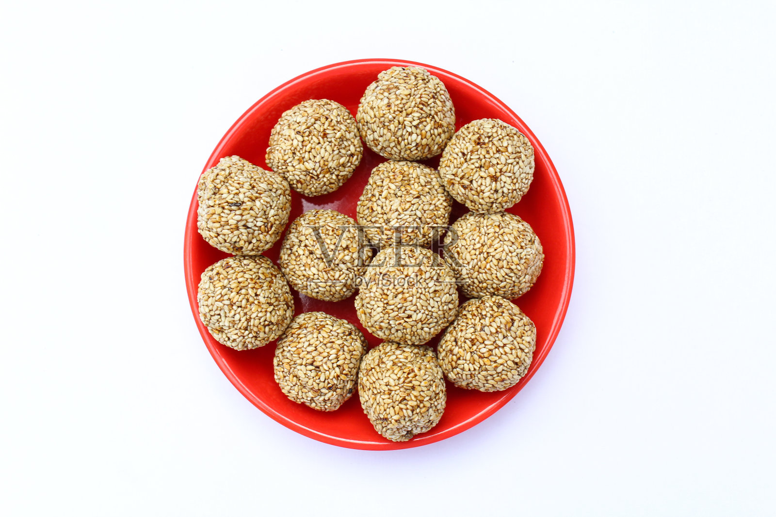 印度甜芝麻拉杜或直到拉杜在盘子上俯视图照片摄影图片