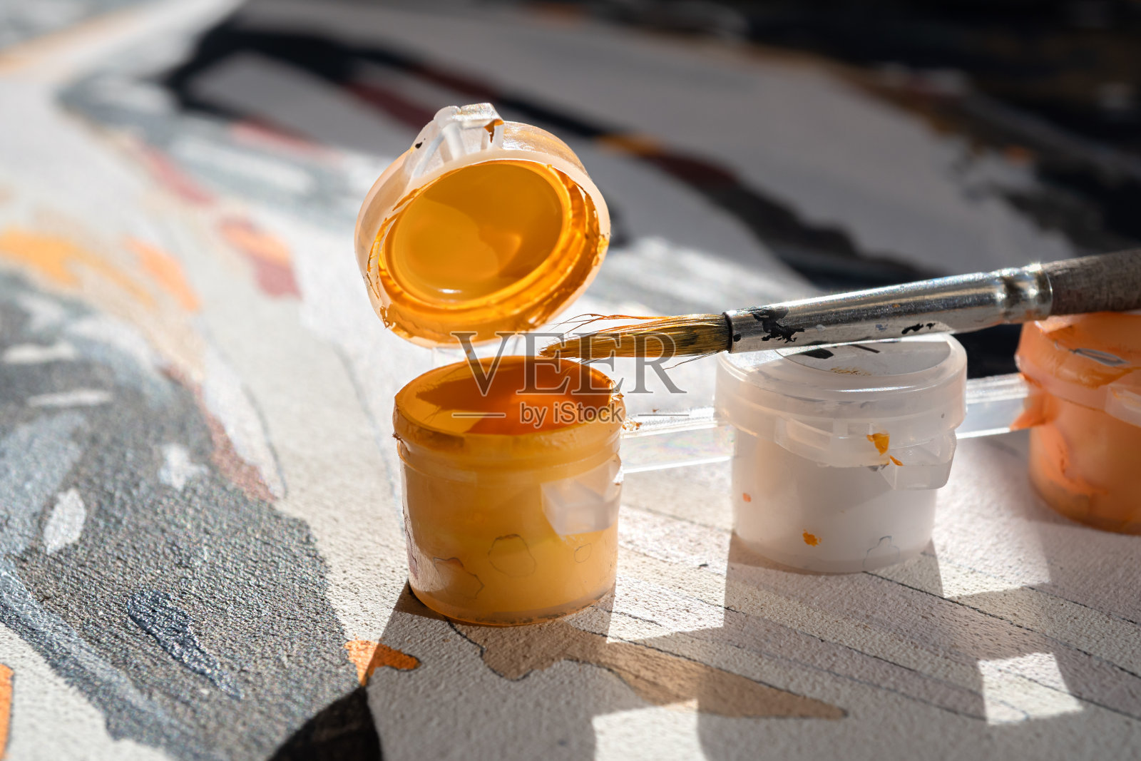 丙烯颜料和画笔在画布上。照片摄影图片