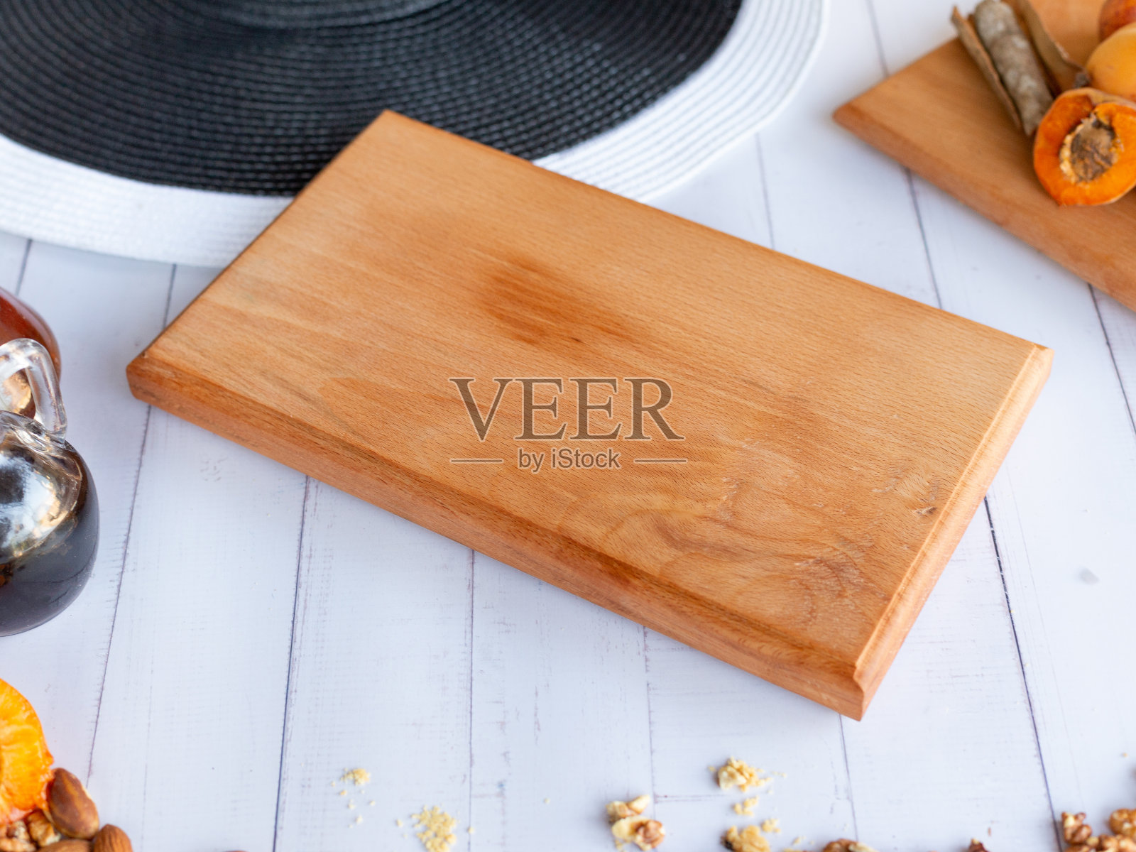 白色桌子上的砧板照片摄影图片