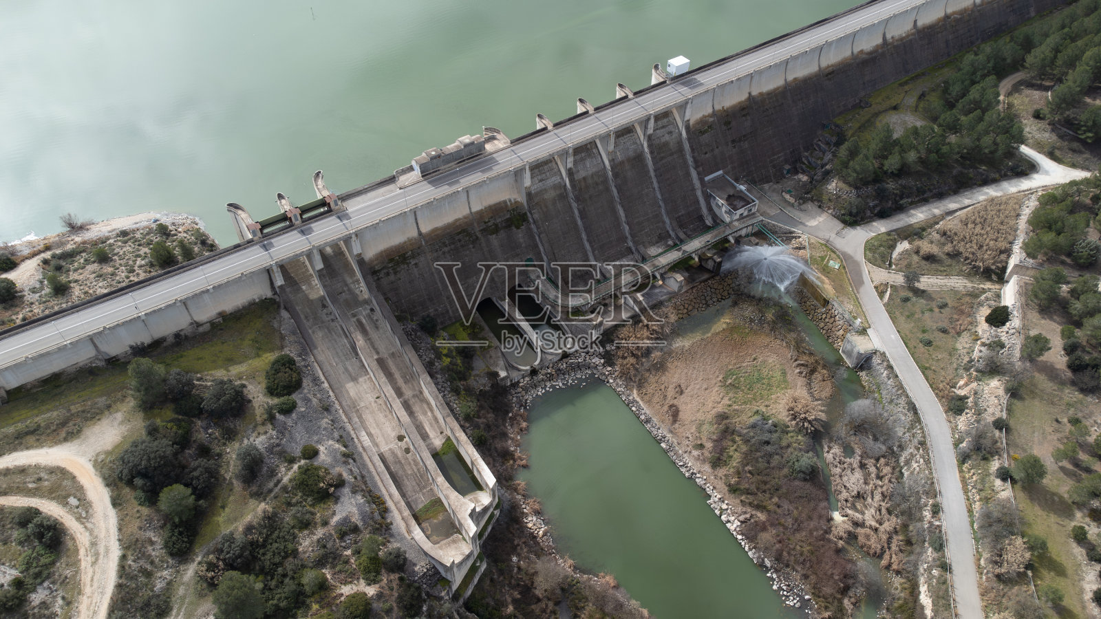 西班牙巴伦西亚省贝勒斯用于灌溉和蓄水的重力坝的无人机视图。土木工程概念照片摄影图片