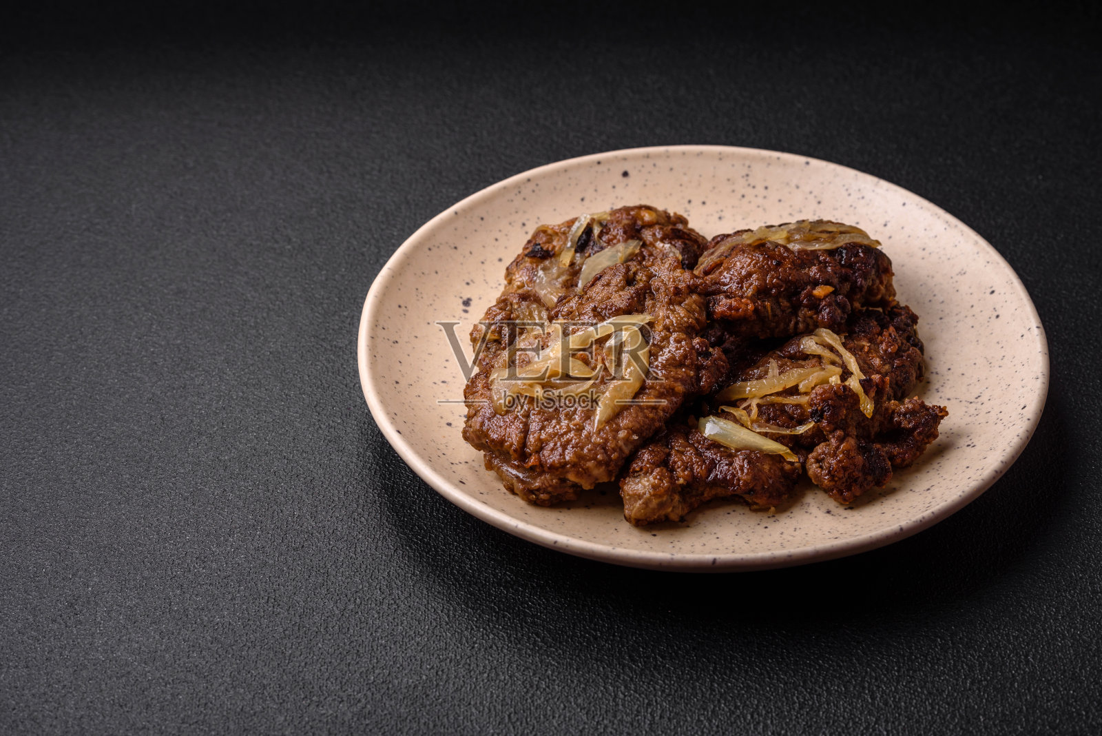 美味的炸鸡或牛肝配上盐、香料和香草照片摄影图片