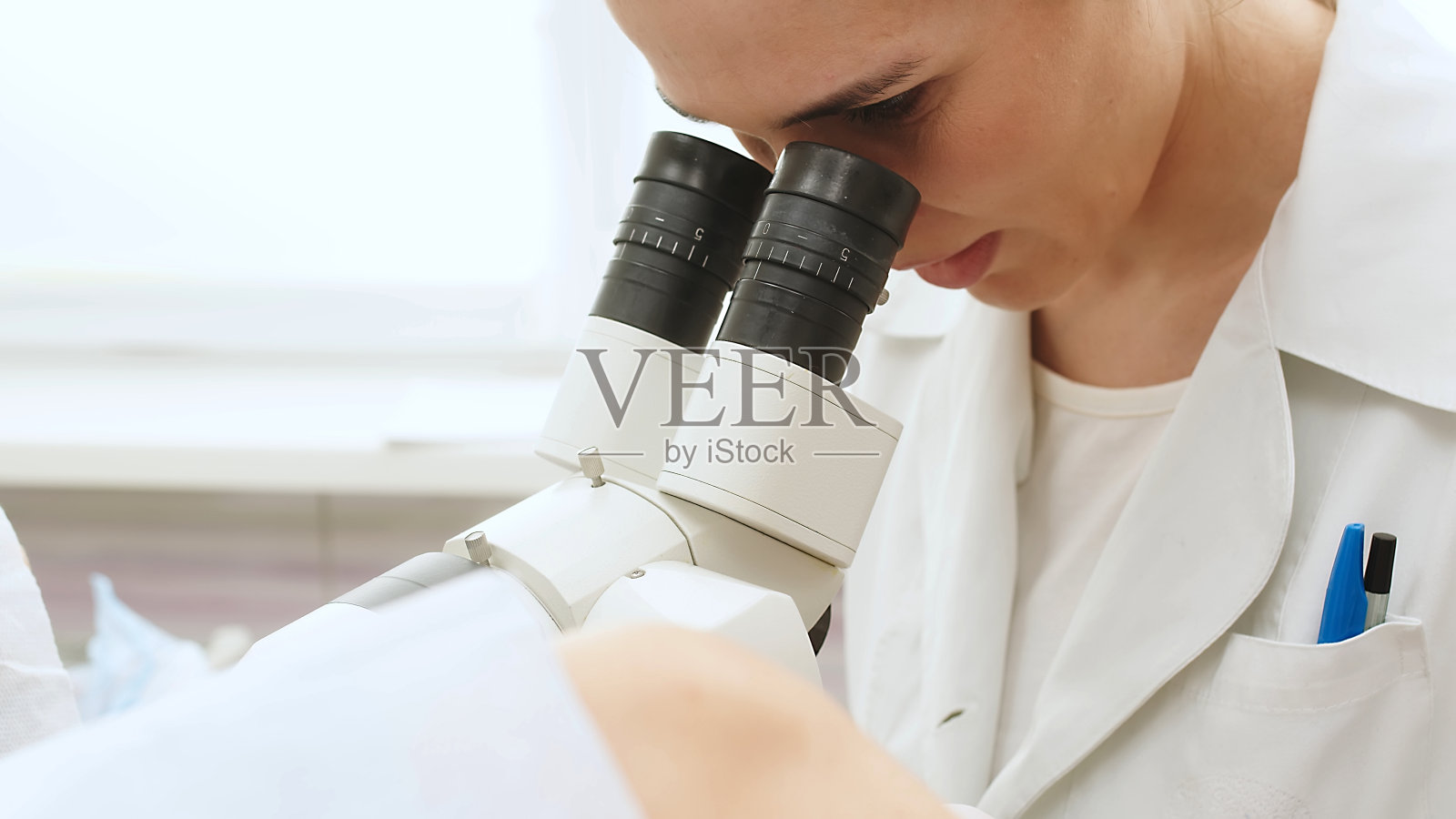 现代诊所的妇科。女妇科医生使用阴道镜，从病人身上进行检查。妇女在阴道镜检查过程中躺在妇科椅上。为怀孕做准备。照片摄影图片