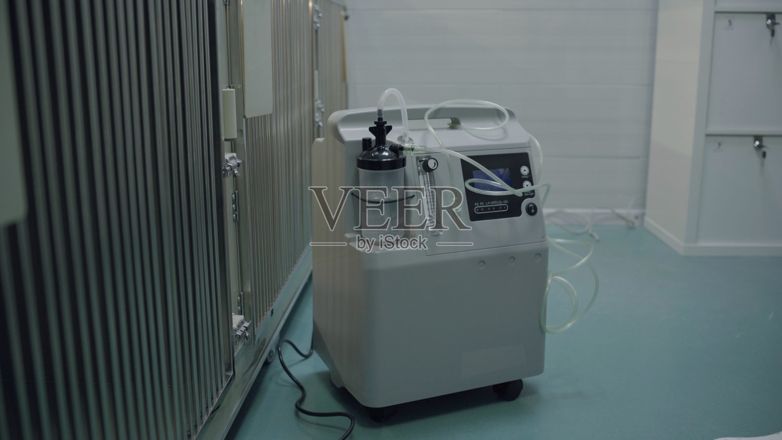 氧气浓缩器。现代医疗设备。照片摄影图片