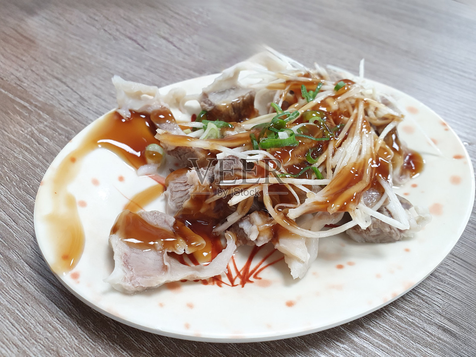 美味可口的中国台湾美食，猪肉骨面，肉片青菜，红碗热汤面，台湾餐馆的传统食品，街头小吃照片摄影图片