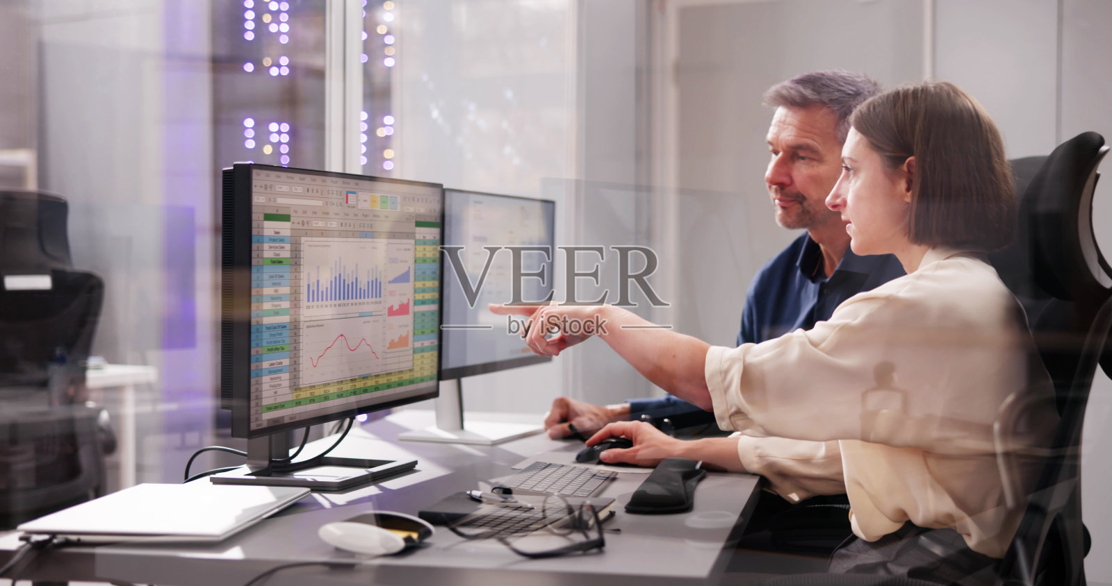 台式电脑工作分析员照片摄影图片