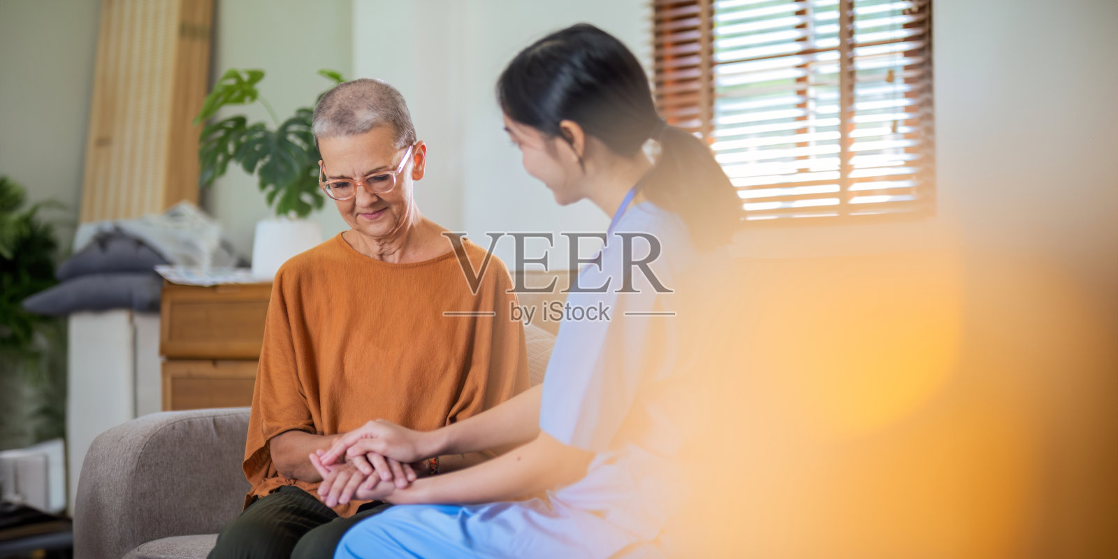 物理治疗师与老年患者，共情和信任的心理和医疗保健咨询。帮助和健康的希望照片摄影图片