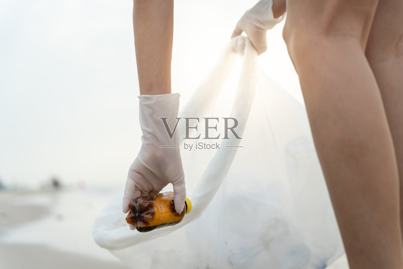 要节约用水,志愿者在海滩捡垃圾，垃圾和塑料瓶难以分解，防止危害水生生物。地球，环境，绿化地球，减少全球变暖，拯救世界照片摄影图片