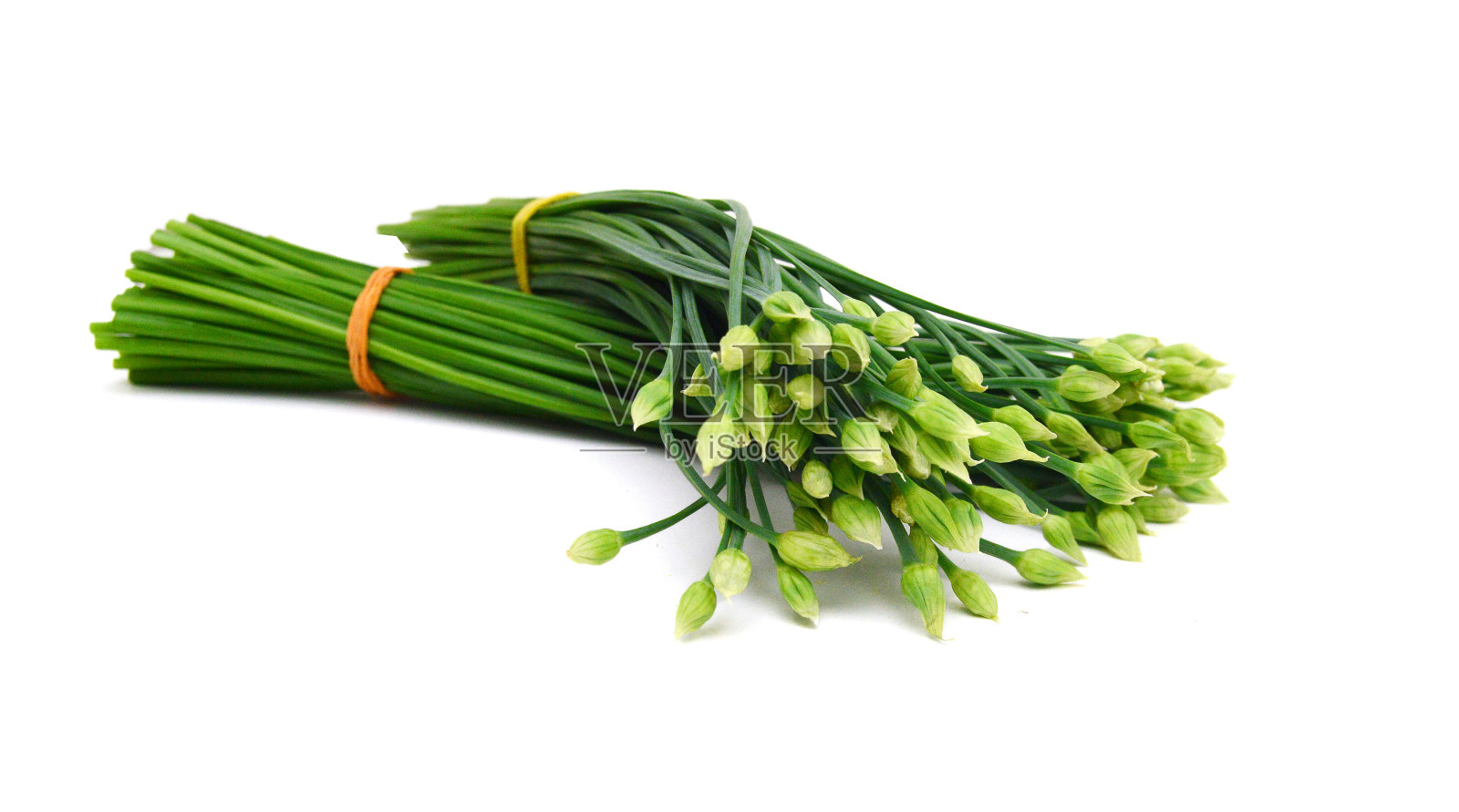 细香葱花或韭菜分离在白色背景上。照片摄影图片