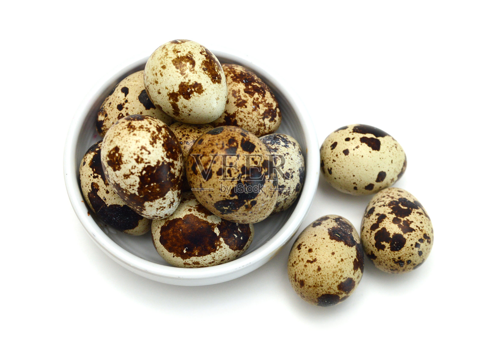 鹌鹑蛋被隔离在白色的背景上照片摄影图片