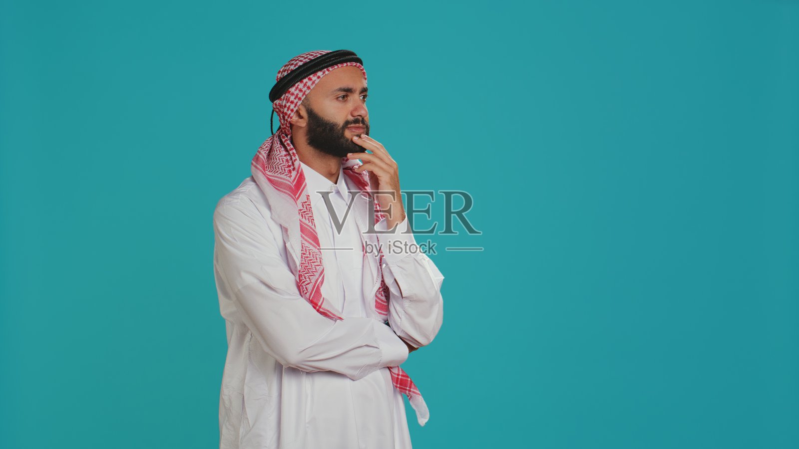 穆斯林看起来沉思照片摄影图片