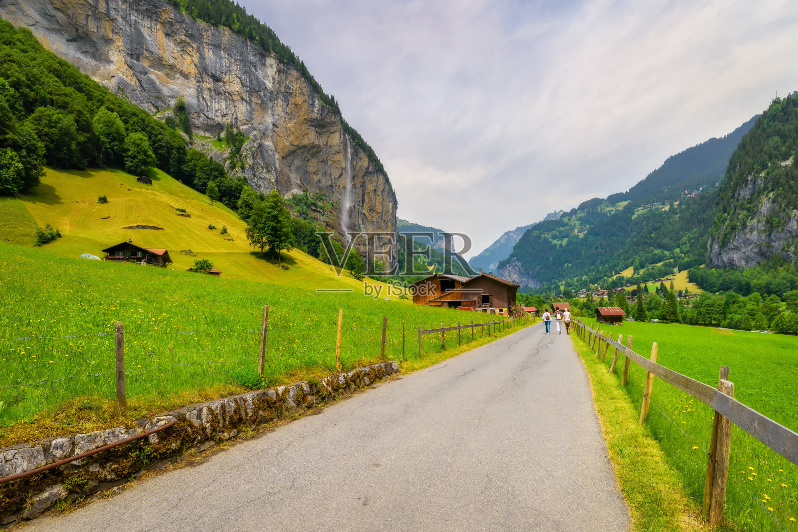 瑞士伯尔尼州因特拉肯地区的高山山谷劳特布龙嫩的夏季景色。著名的绝壁旅游小镇。伯尔尼高地，联合国教科文组织世界遗产照片摄影图片