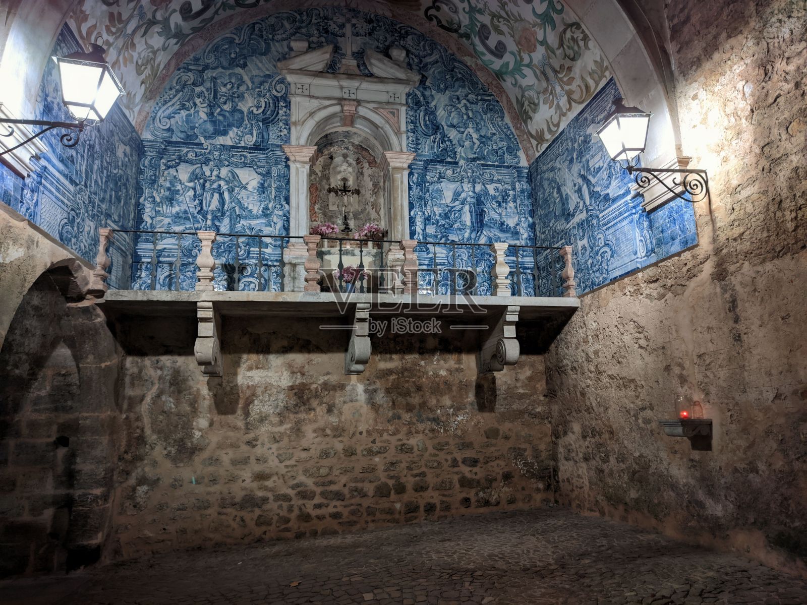 一座古老的石木建筑的内部，天花板是彩绘的照片摄影图片