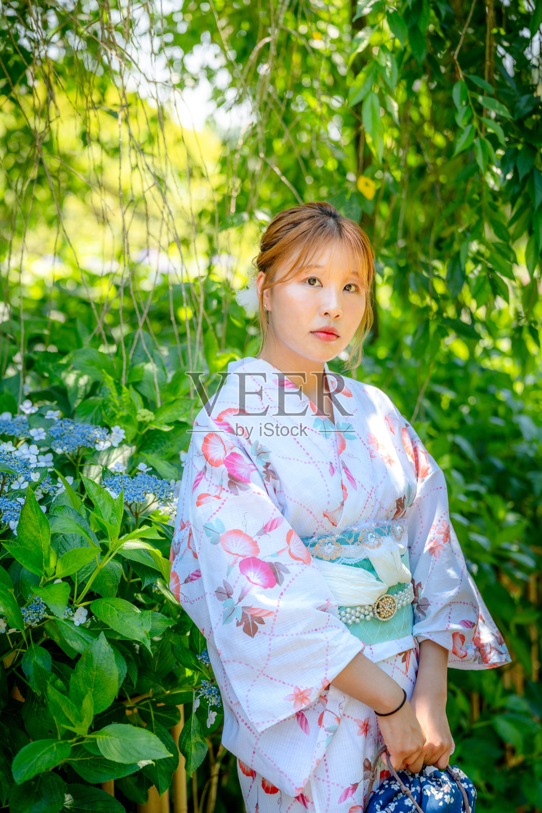 一位穿着日本和服的年轻女子的肖像。日本京都。照片摄影图片