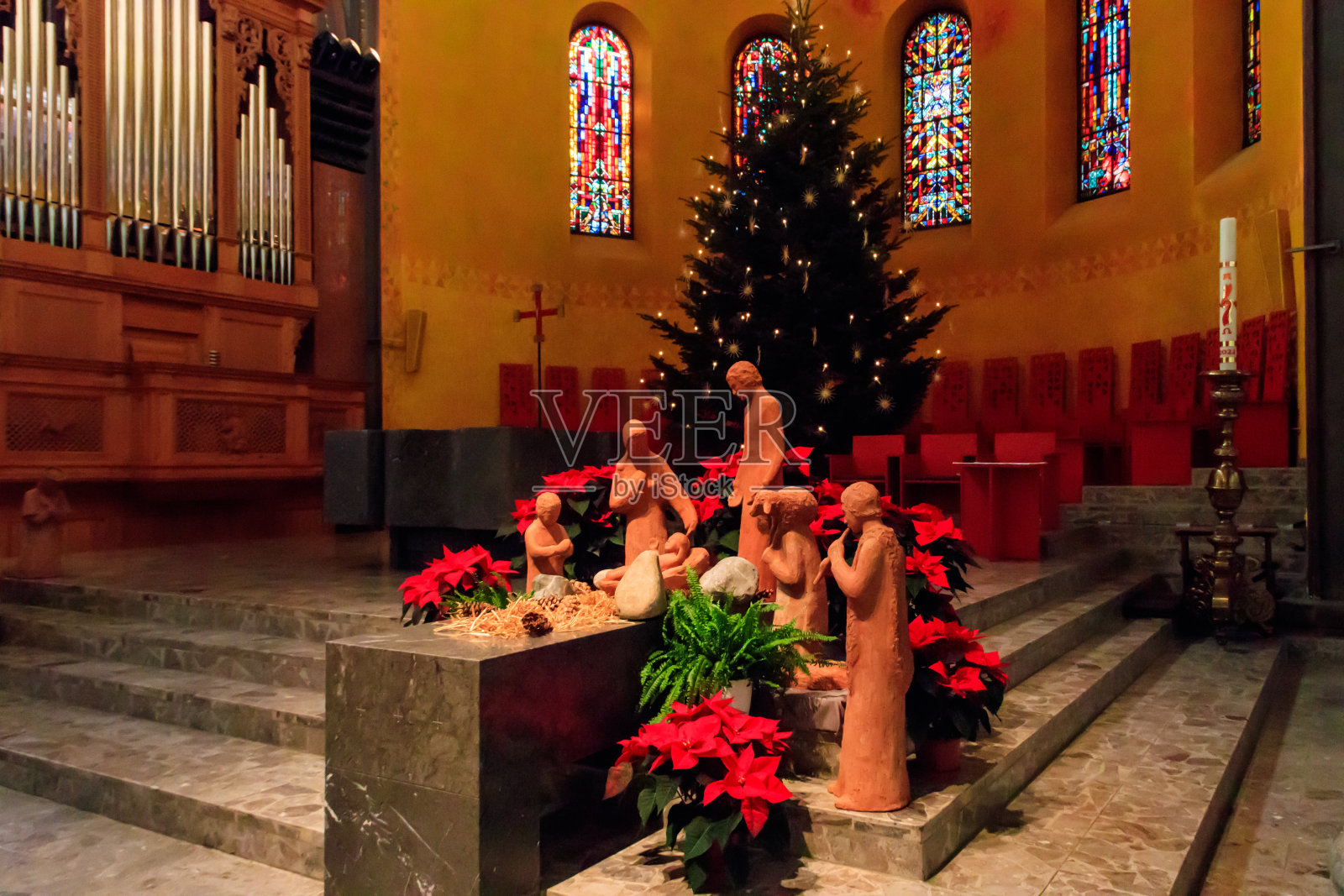 瑞士伯尔尼圣三一教堂内的圣诞装饰照片摄影图片