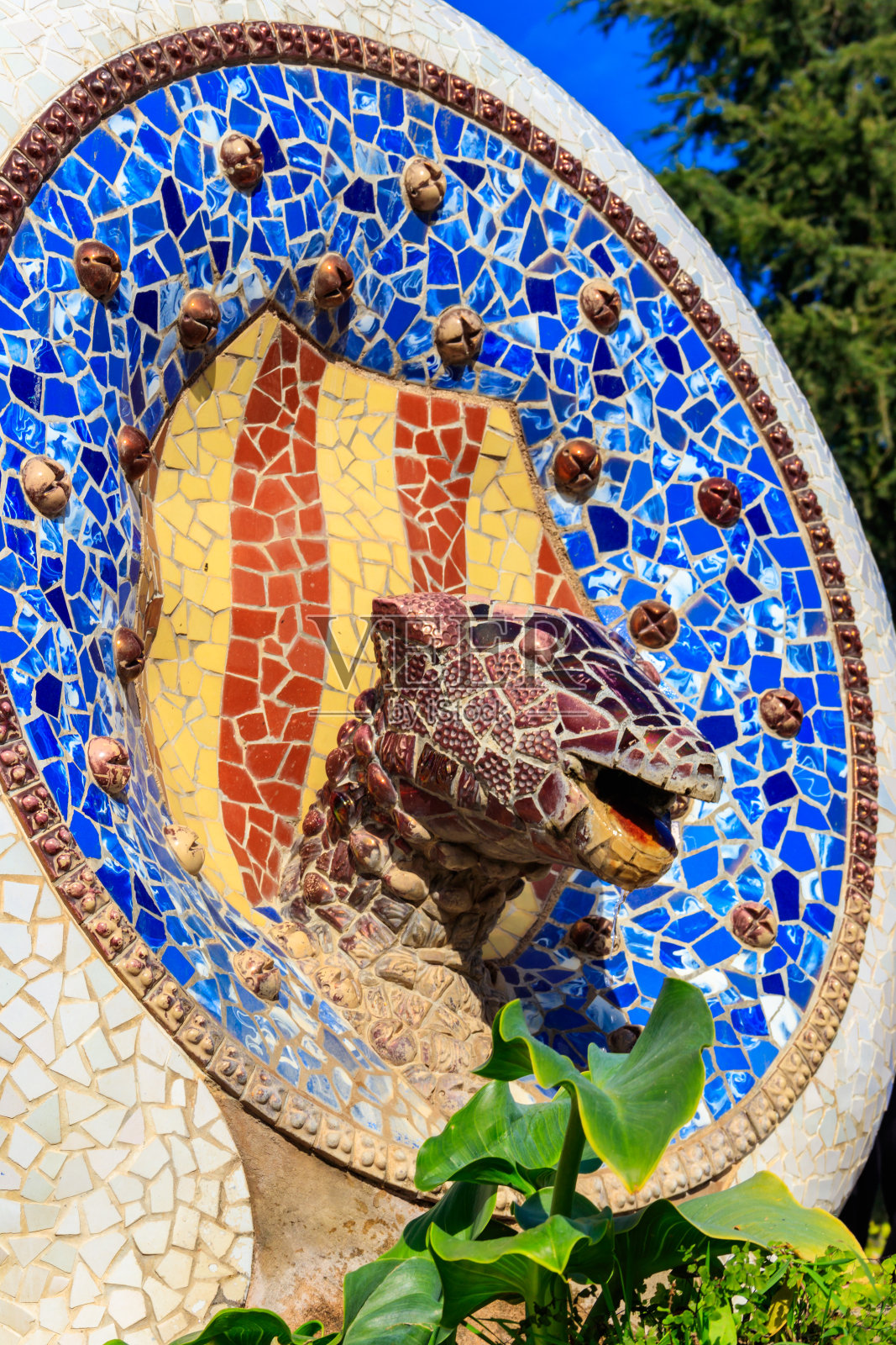 西班牙巴塞罗那Guell公园，高迪的彩色马赛克蛇照片摄影图片