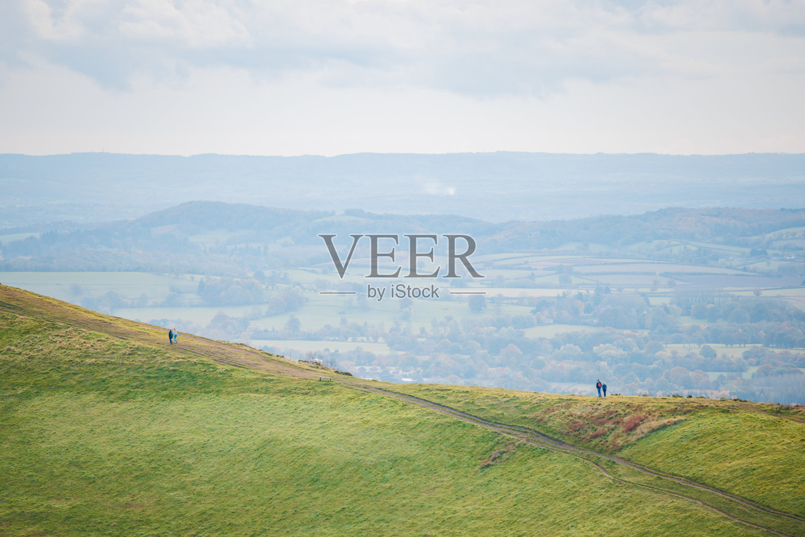 徒步旅行者在英国伍斯特郡大莫尔文的莫尔文山上散步的美丽景色照片摄影图片