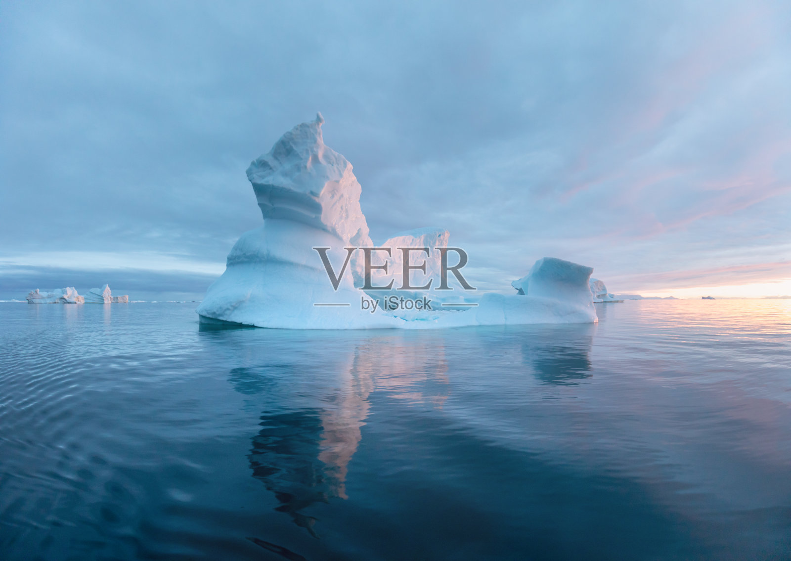 北极自然景观与冰山在格陵兰冰湾与午夜太阳。夏季午夜季节的清晨。这只是冰山一角。照片摄影图片