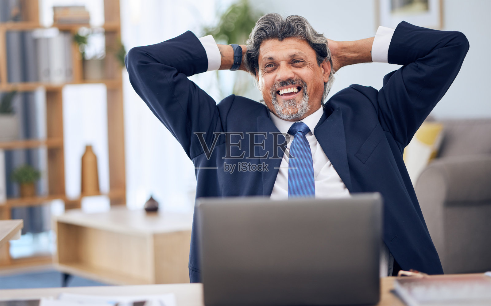 商务，放松，带着笔记本电脑，微笑，联系，反馈和投资。个人，投资者和对冲基金经理，手放在脑后，股票市场获利照片摄影图片