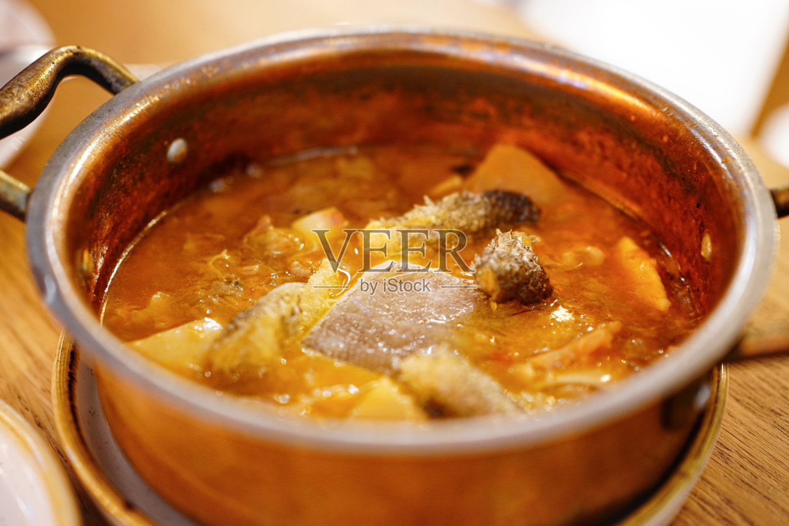 用特级初榨橄榄油炖干鳕鱼照片摄影图片