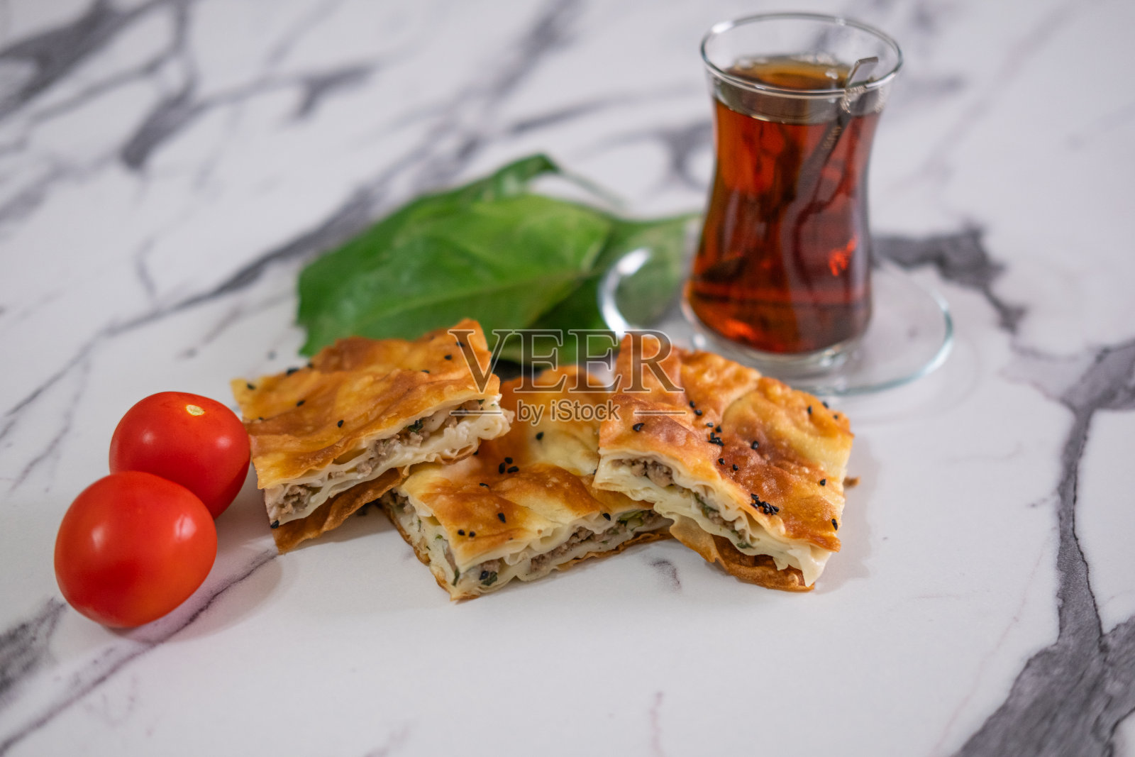 美味的土耳其菜;盘糕点;(土耳其的名字;Su böregi)和传统的土耳其茶照片摄影图片