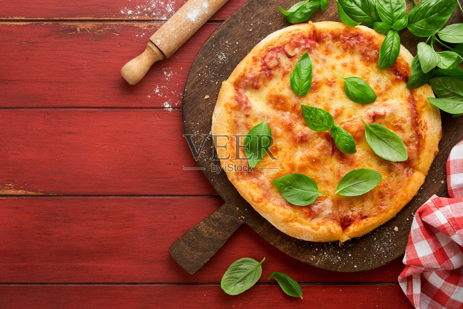 玛格丽塔披萨。传统的那不勒斯玛格丽塔披萨和烹饪材料西红柿罗勒木桌背景。意大利传统食物。前视图。模拟。照片摄影图片