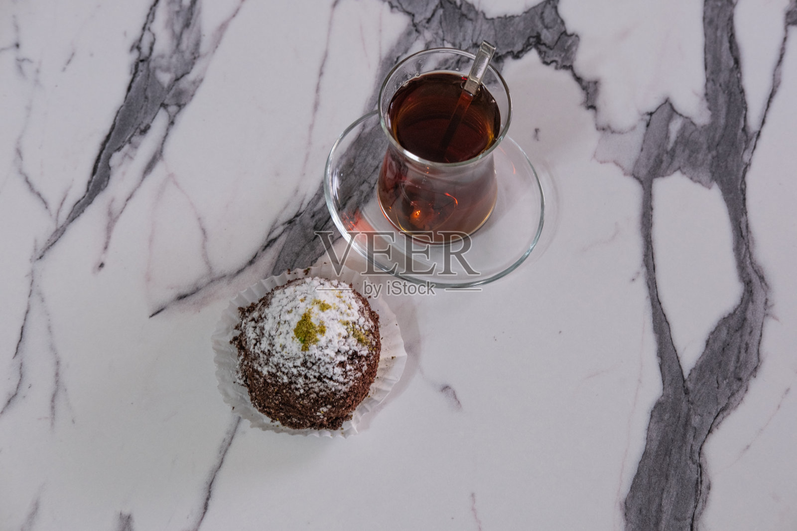 美味的土耳其菜;巧克力蛋糕和传统的土耳其茶照片摄影图片