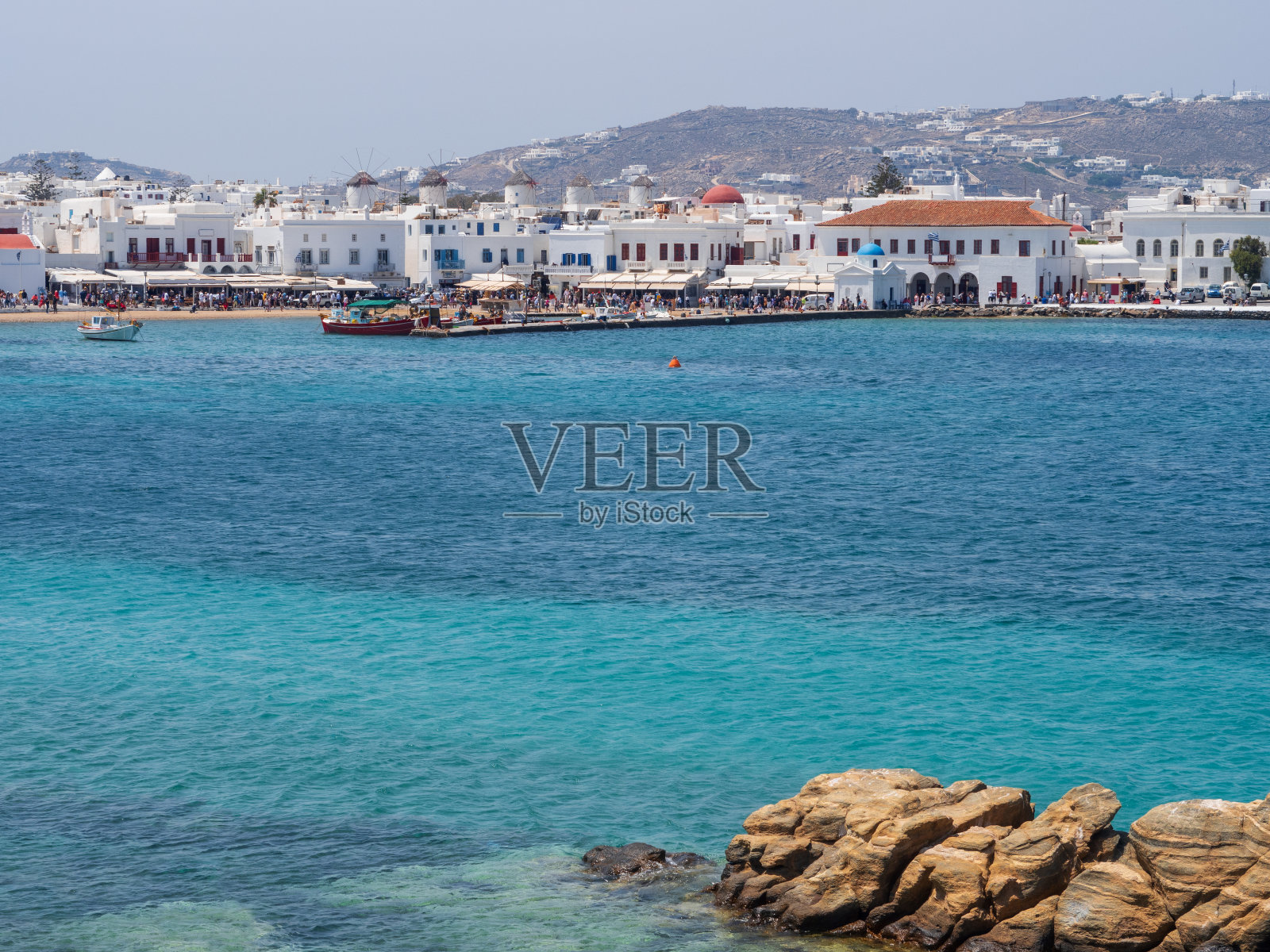 米科诺斯古城乔拉全景与游客和大海照片摄影图片