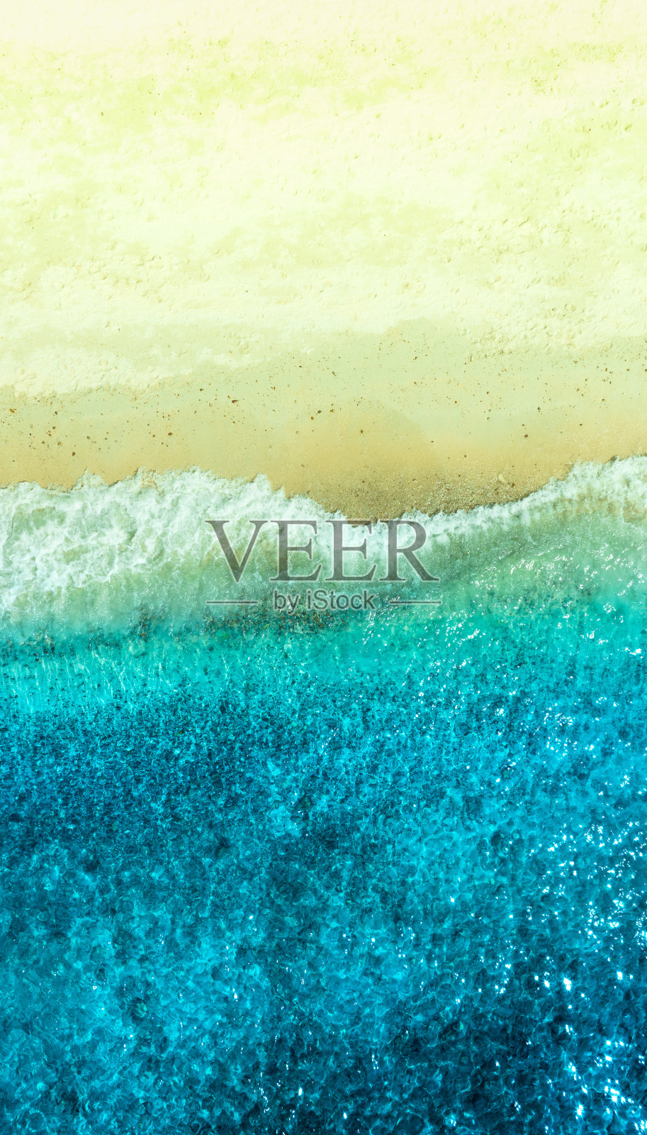 从海上和海滩背景鸟瞰，椰子树和棕榈树的阴影。对于暑假的想法，夏天的海滩和大海的自然与波光粼粼的反射的大海。照片摄影图片