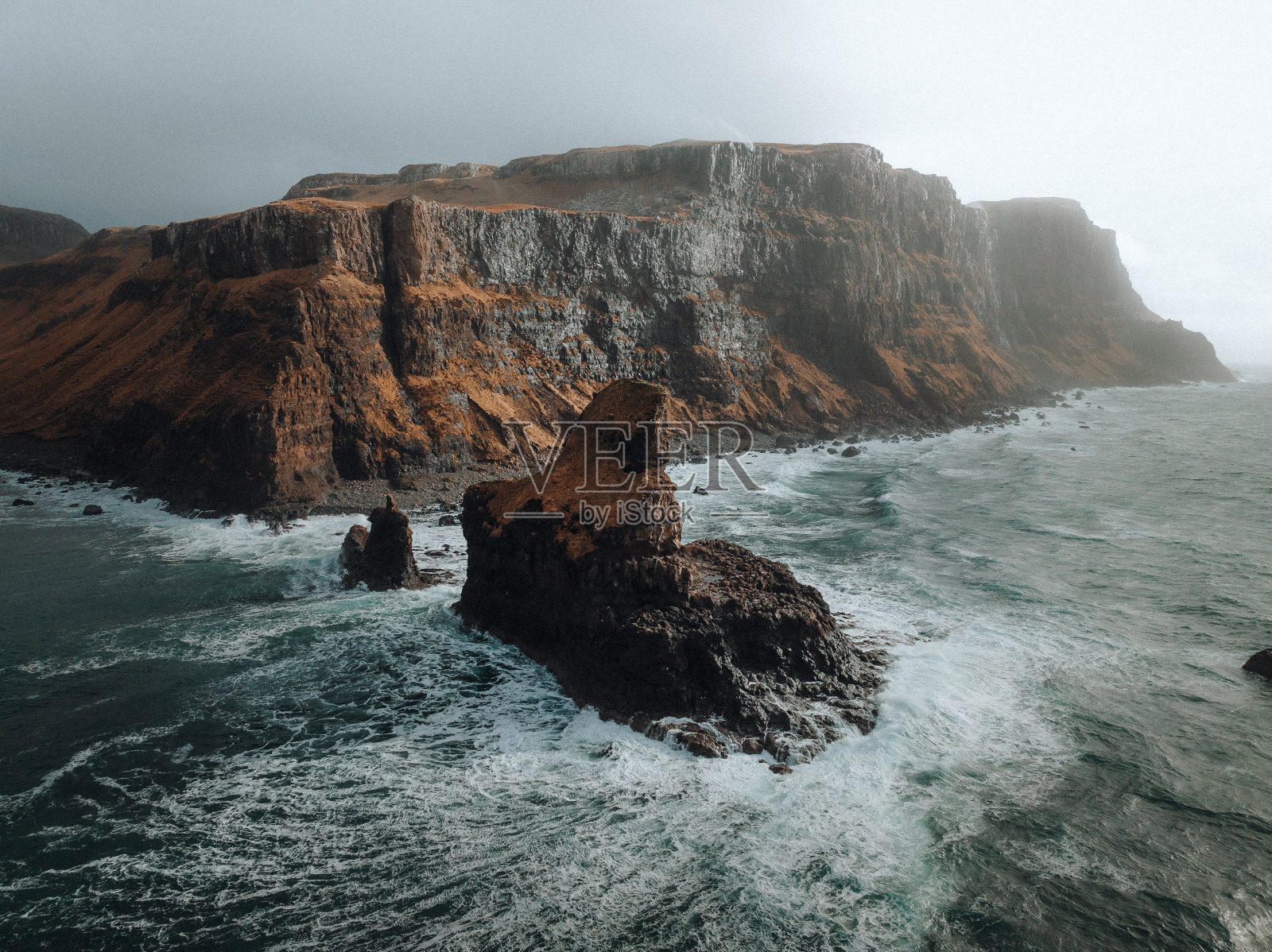 海浪拍打着悬崖边照片摄影图片