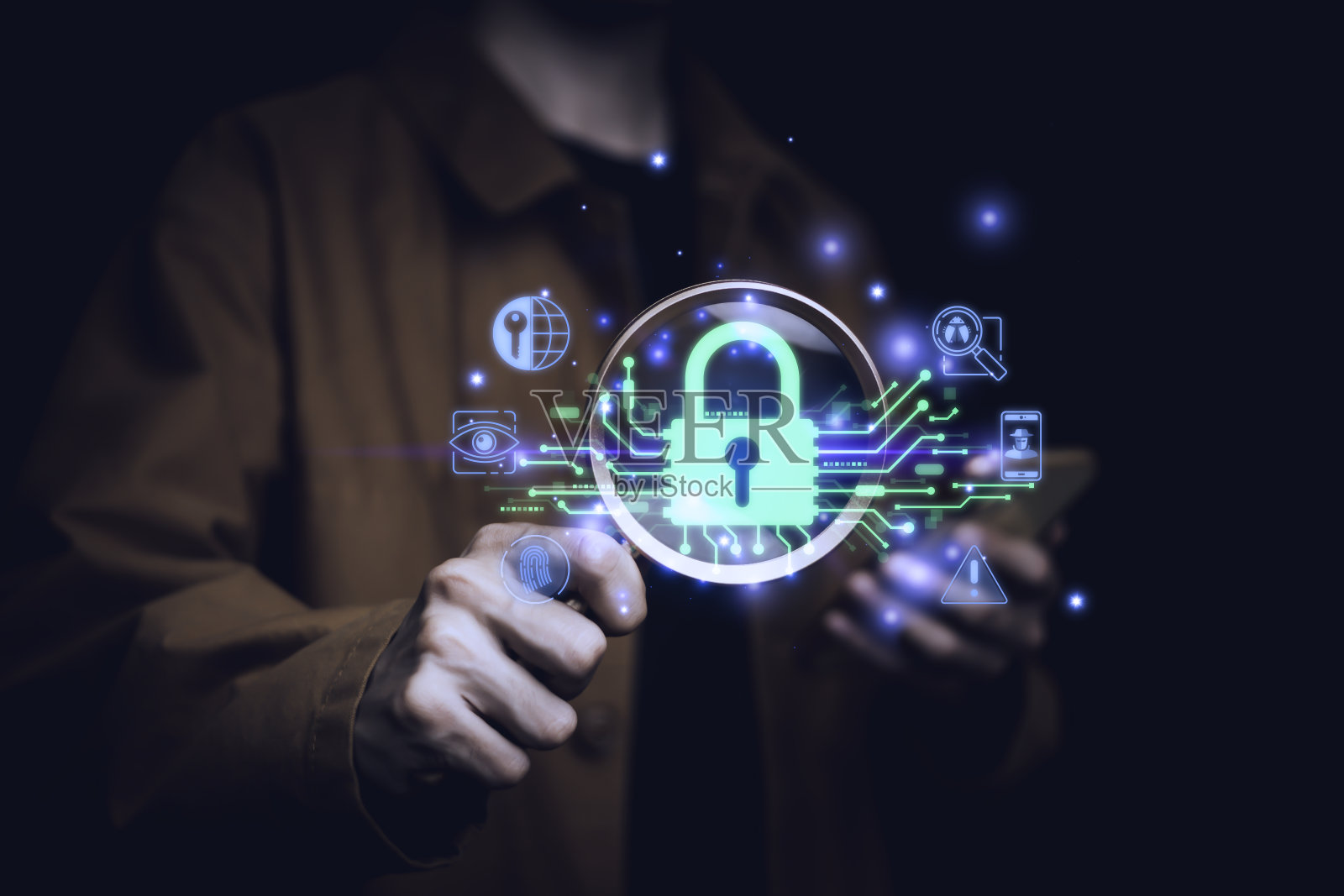 人持有钥匙锁图标保护个人信息，在线金融交易，安全访问计算机网络和数字系统。客户数据保护网络安全。照片摄影图片