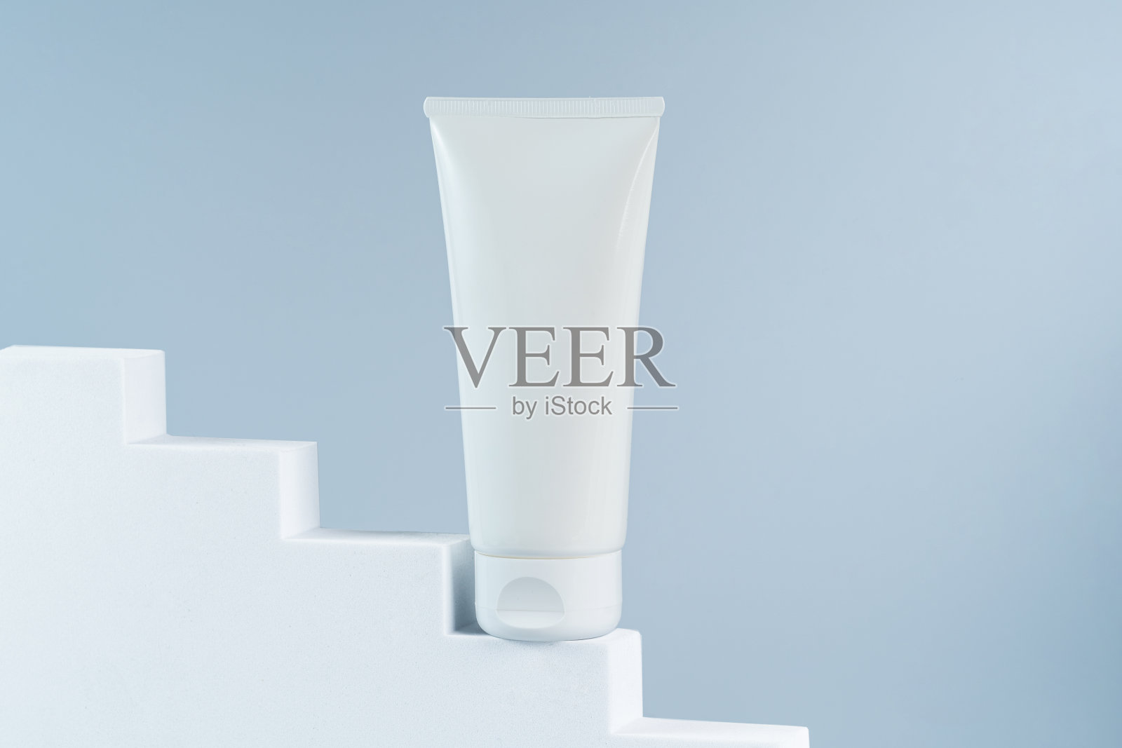 白色管霜或血清在白色楼梯裙台英雄视图的模型模板照片摄影图片