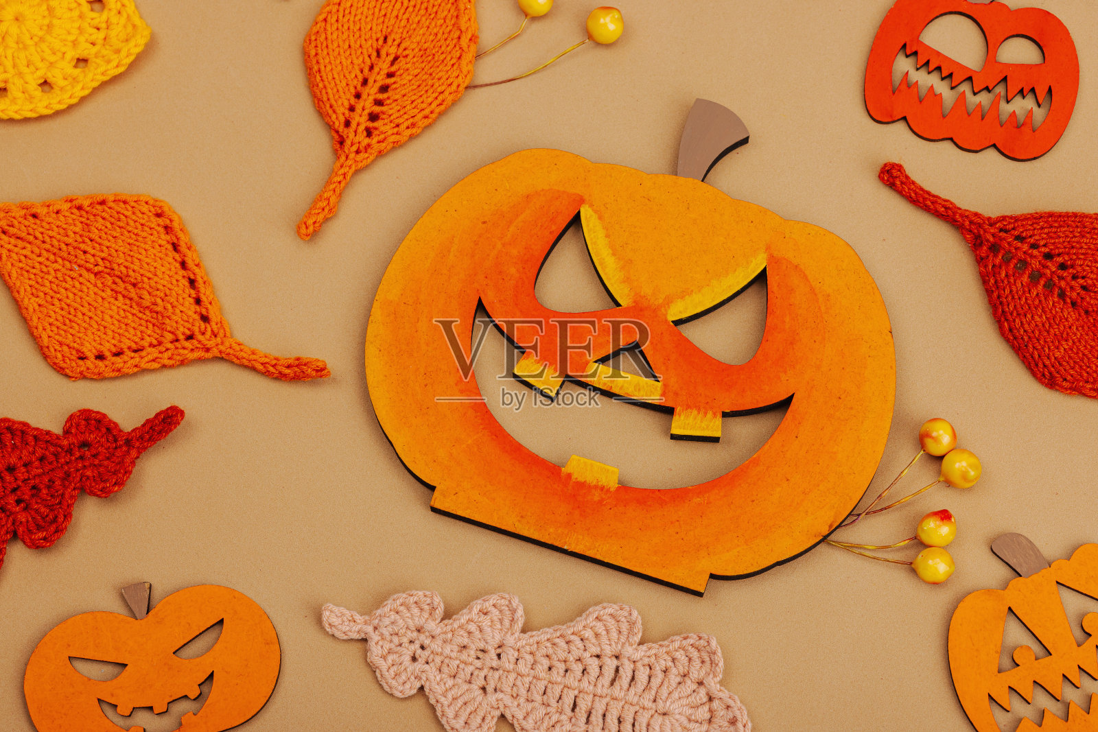 手工制作的秋天背景。套不同的秋天针织和钩针编织秋天的叶子和木制南瓜照片摄影图片