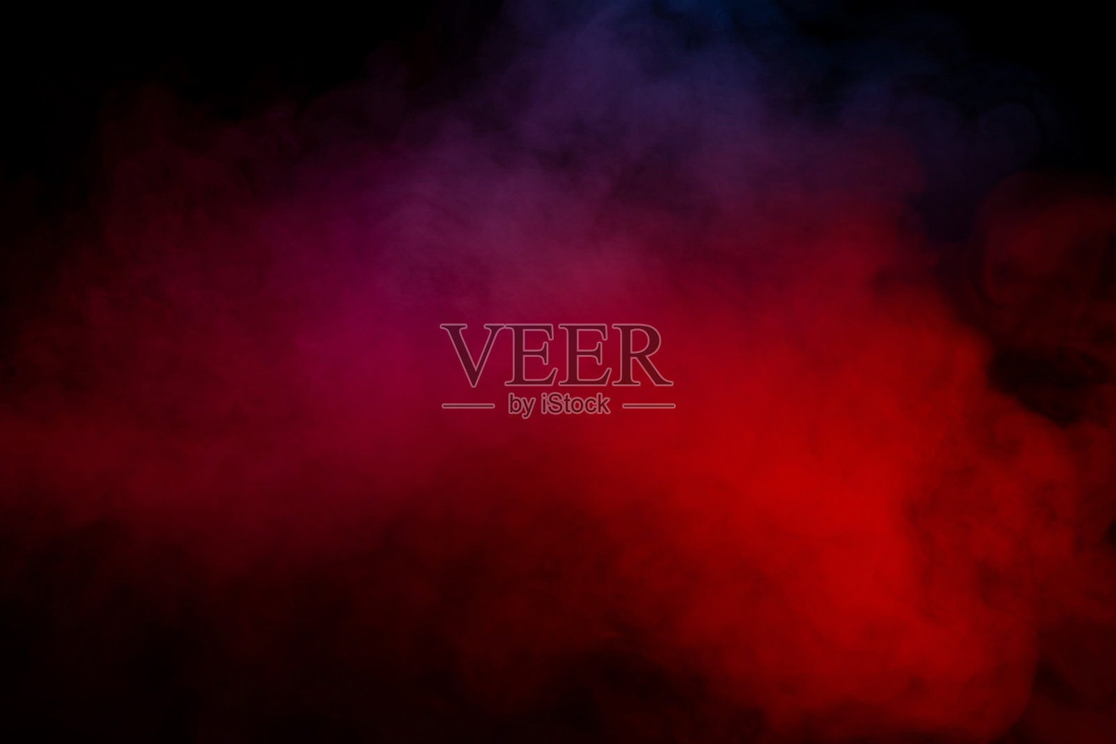 紫色和蓝色蒸汽在黑色的背景。照片摄影图片