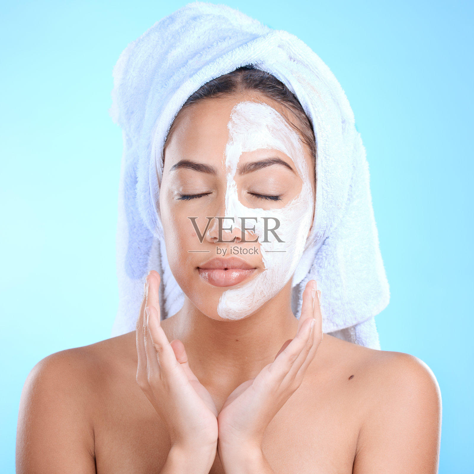 化妆师，化妆师，化妆师，化妆师，化妆师。美学模式的人与水疗面部排毒自我护理清洁，皮肤光泽和健康的蓝色背景照片摄影图片