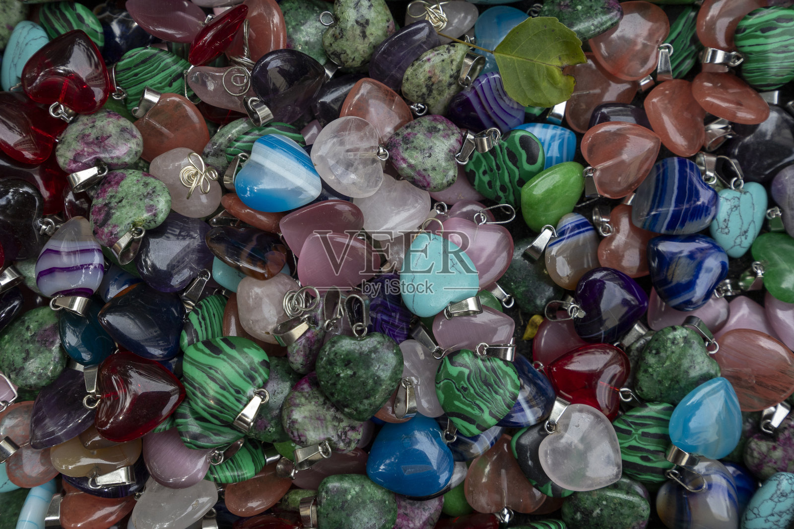 各种彩色树脂耳环照片摄影图片