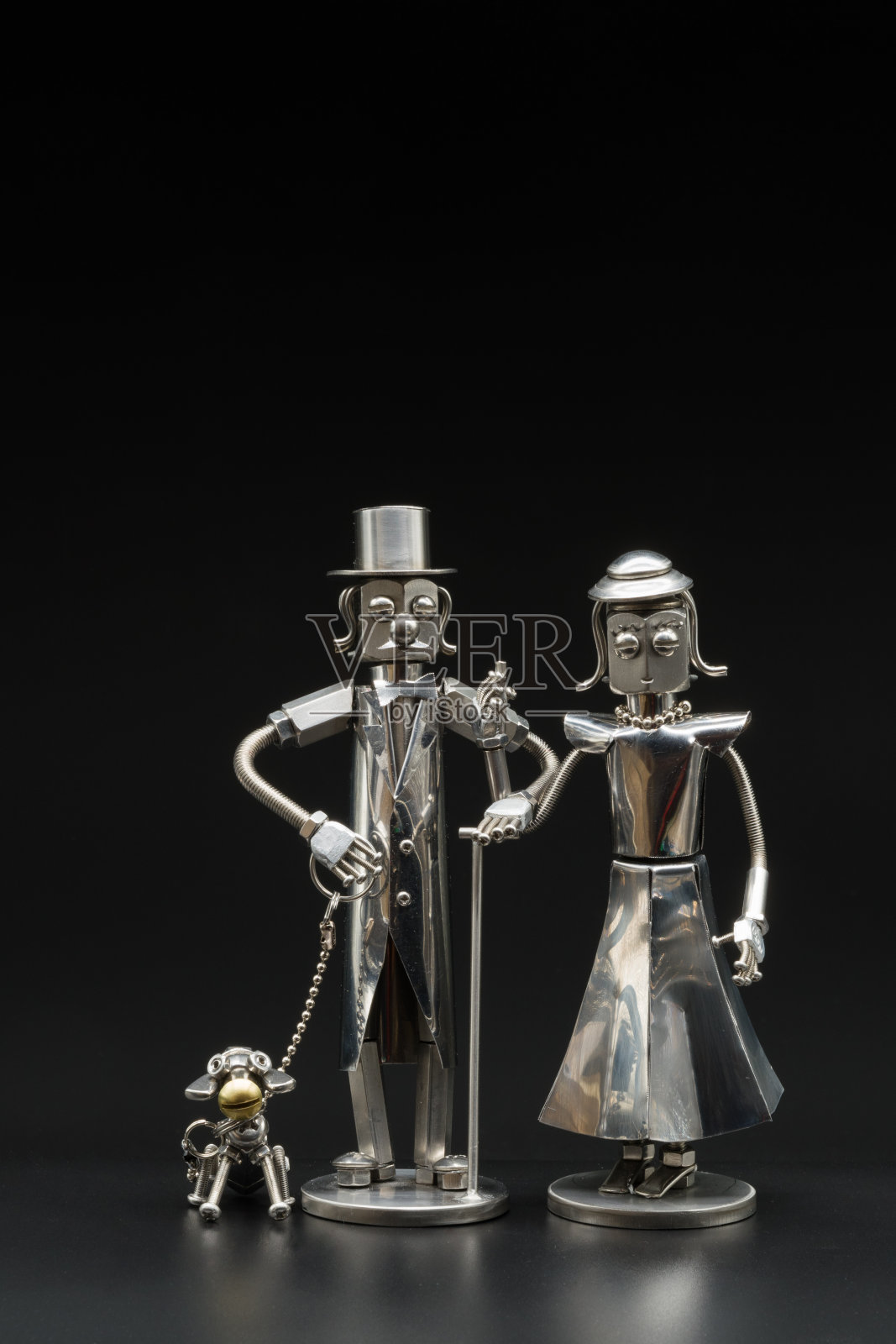 一位先生和一位女士遛狗的模型/金属雕像照片摄影图片