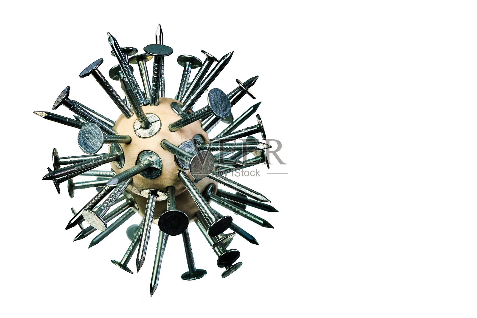 把紧固件钉在白色的背景上照片摄影图片