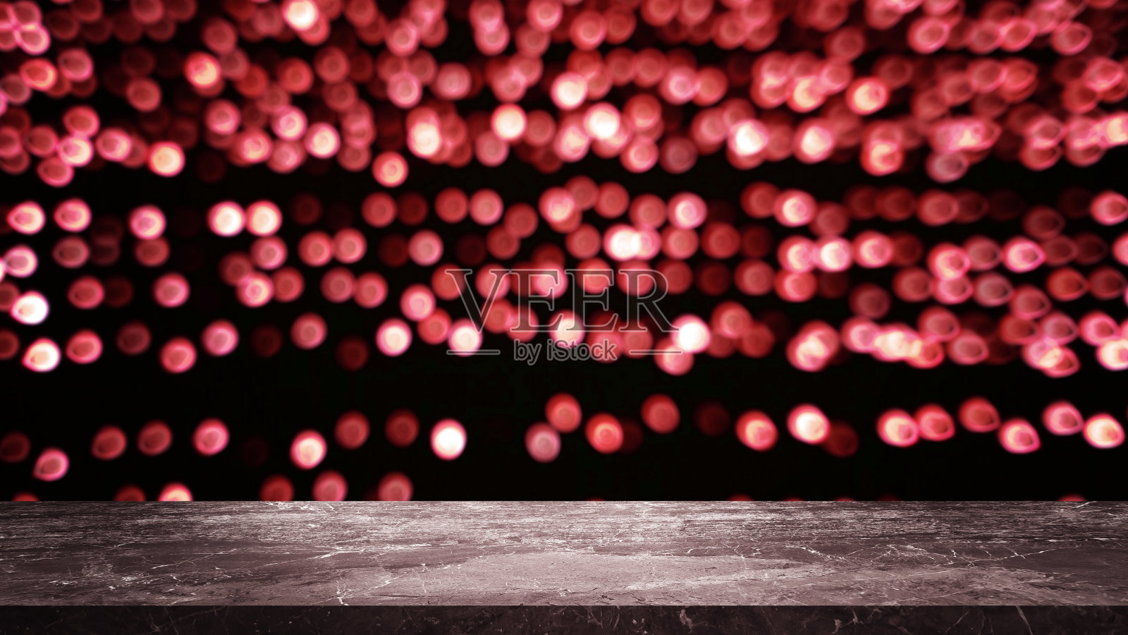 空灰色大理石桌面与红色光散景背景的产品显示在节日气氛和基调。豪华背景的产品展台与空的复制空间为圣诞节的概念。照片摄影图片