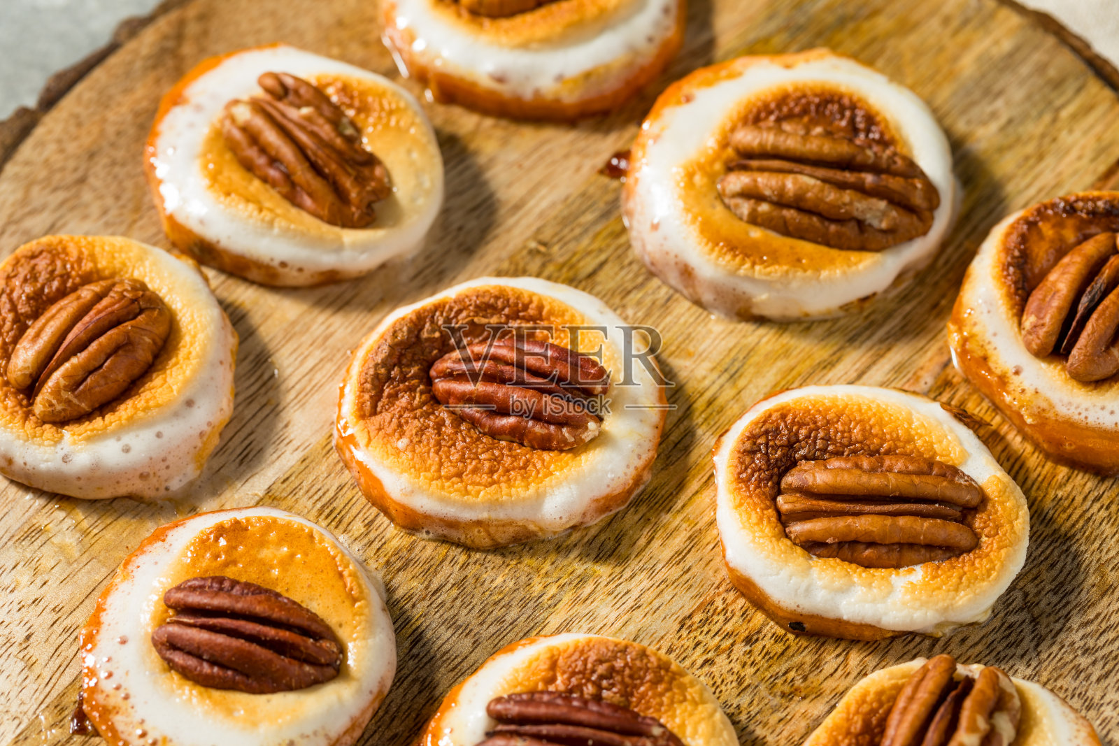 自制甘薯配棉花糖和山核桃照片摄影图片