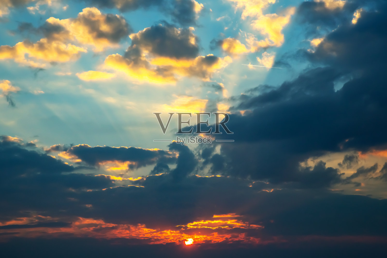 傍晚天空中五颜六色的云。日落前天空中五彩缤纷的云彩。黎明在云中照片摄影图片