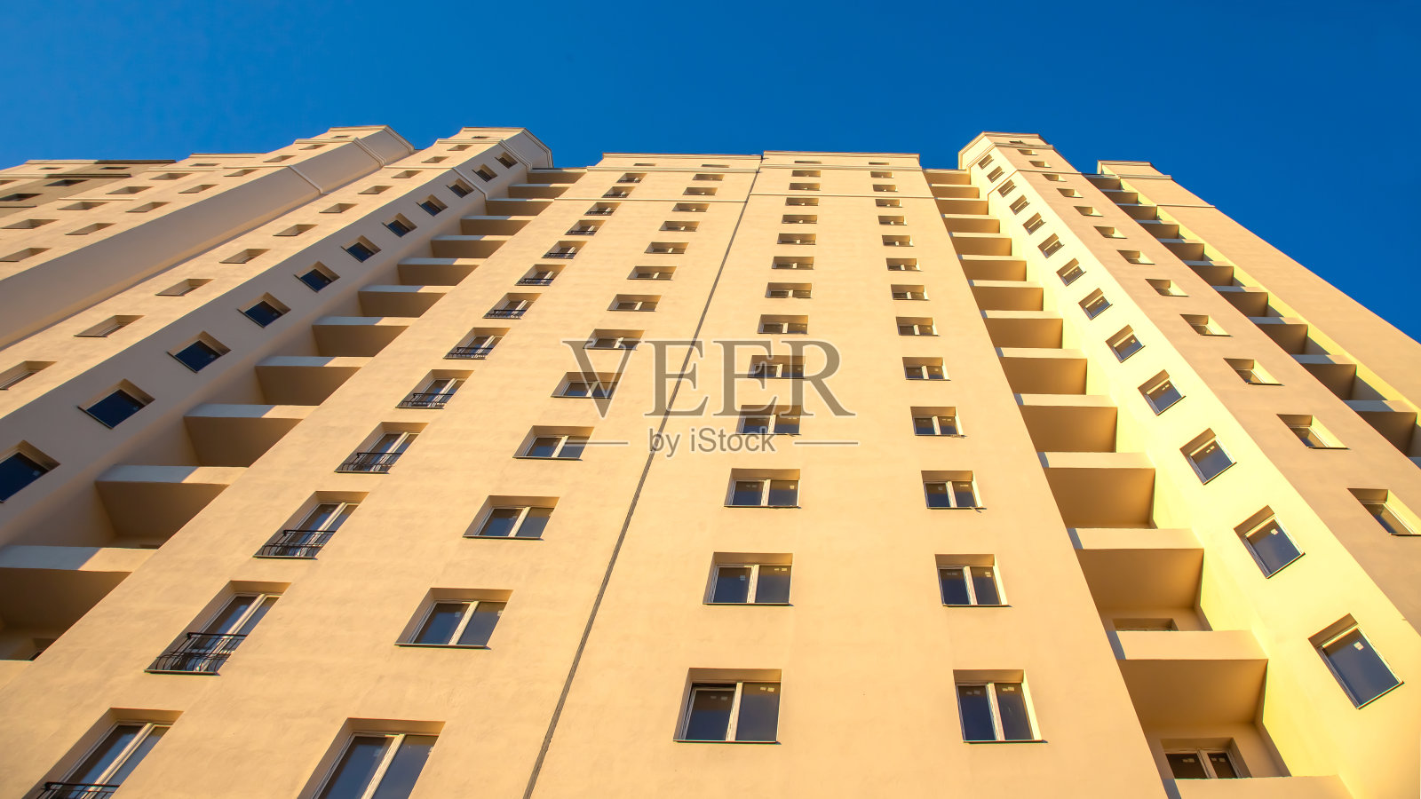 新多层住宅楼的立面。建筑学与现代建筑照片摄影图片