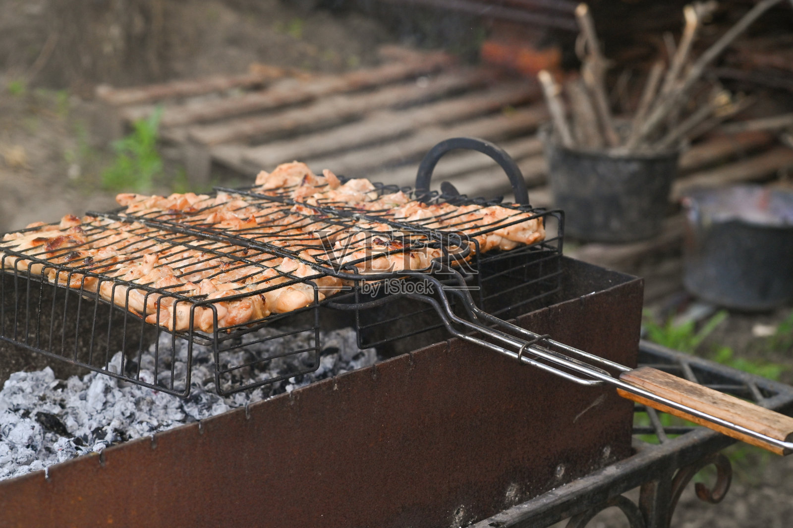 鸡肉是在烤架上烤的照片摄影图片