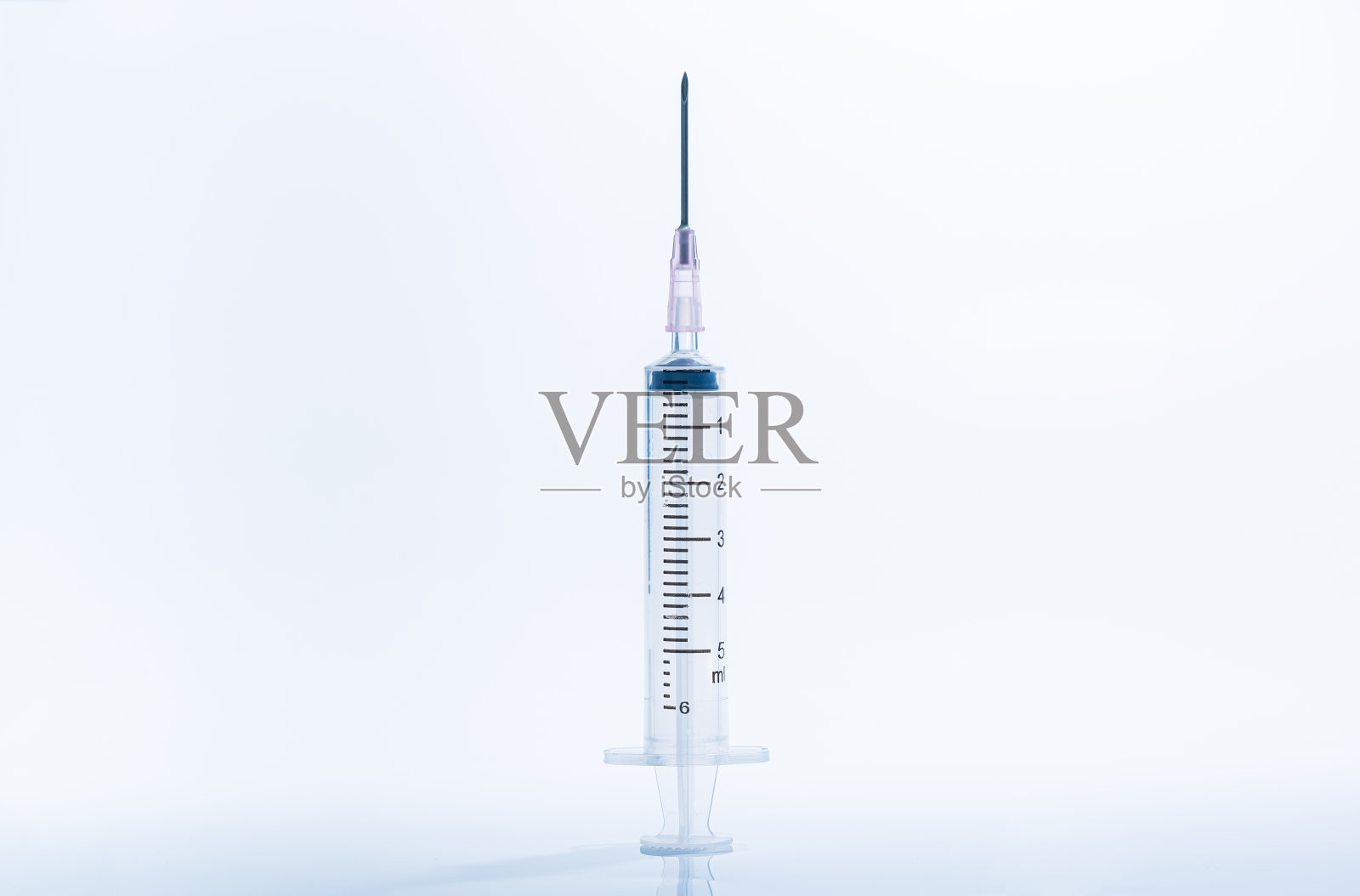 宏注射器，5ml注射器和针头隔离在白色背景上，有详细的剪辑路径，注射器的特写。关注数字。照片摄影图片