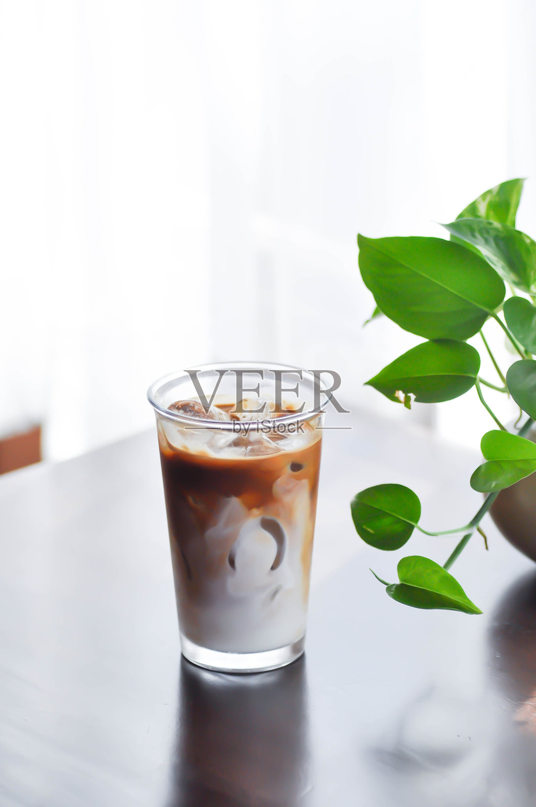 咖啡，冰咖啡或冰拿铁咖啡照片摄影图片