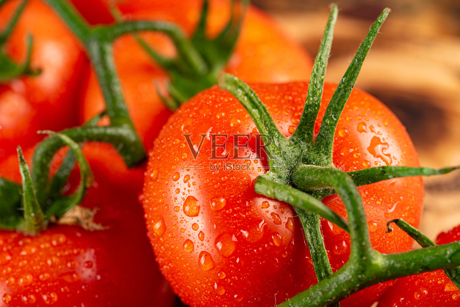 西红柿，漂亮的一串西红柿在质朴的木头上，选择性的聚焦。照片摄影图片