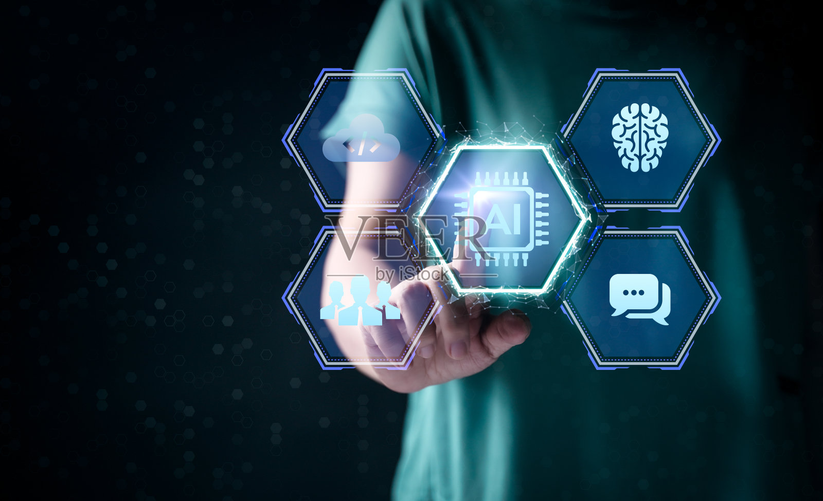 女人的手在计算机和数据主题全息图HUD工作。技术的概念。黑色背景上的数字人头全息图。机器学习、人工智能和对话助手。照片摄影图片