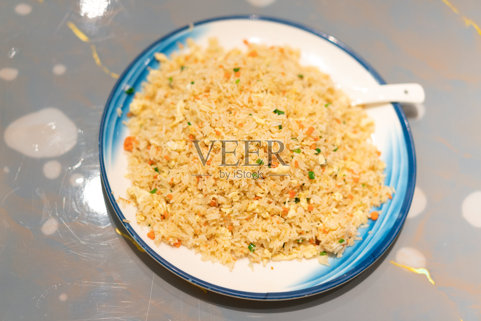 桌上有炒饭照片摄影图片