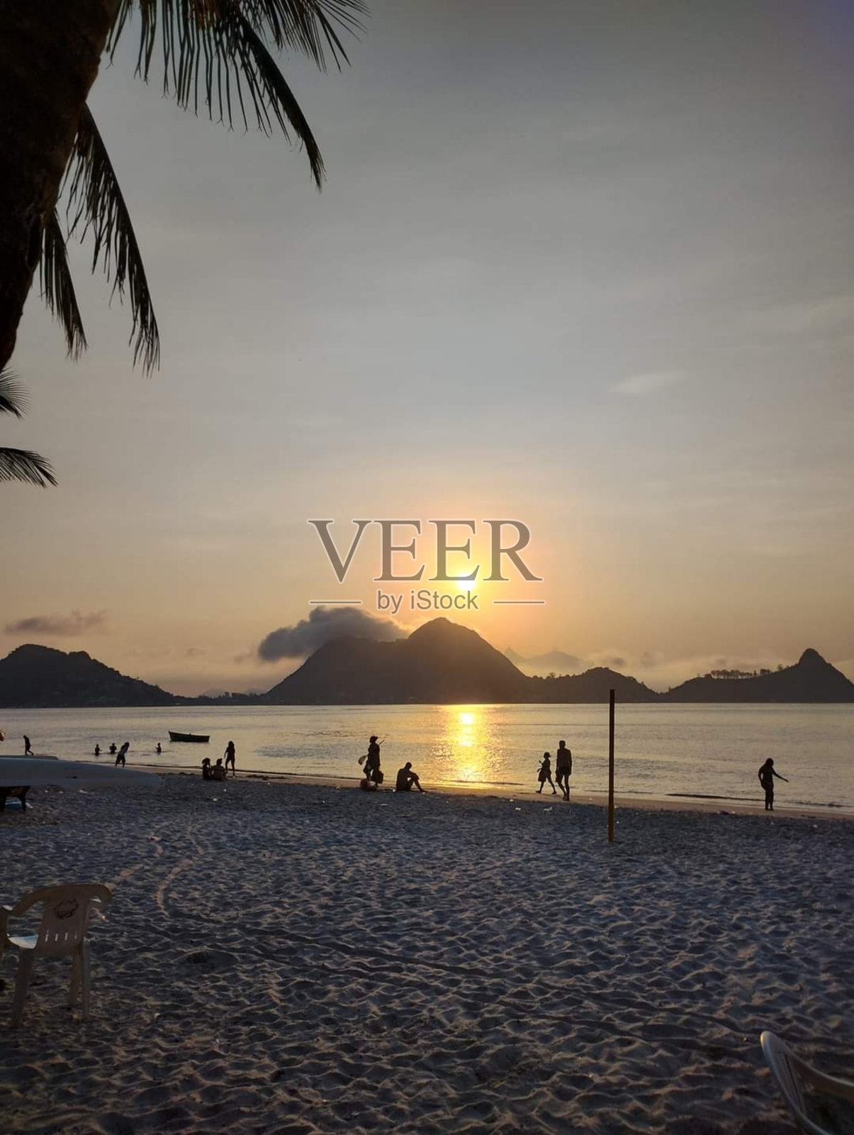 海滩上的日落照片摄影图片